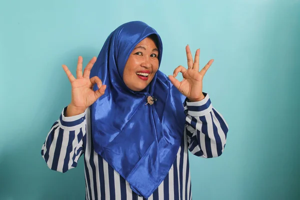 Uma Mulher Asiática Meia Idade Sorridente Hijab Azul Camisa Listrada — Fotografia de Stock