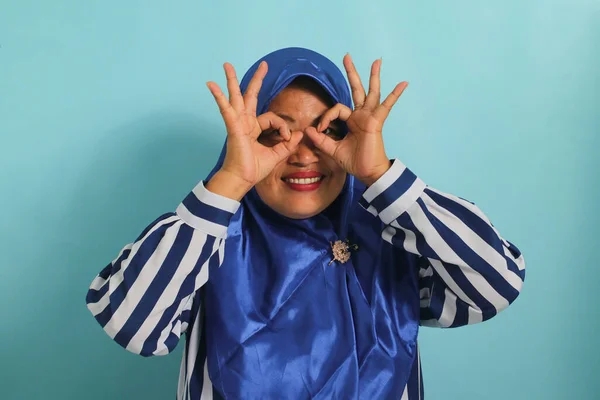 Medelålders Asiatisk Kvinna Blå Hijab Randig Skjorta Gester Som Kikare — Stockfoto
