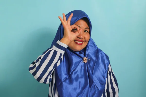 Mujer Asiática Mediana Edad Hiyab Azul Camisa Rayas Gesto Como —  Fotos de Stock