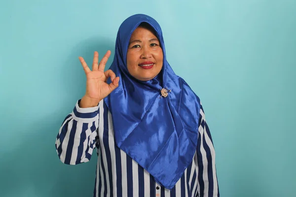 Seorang Wanita Asia Berusia Menengah Yang Tersenyum Dengan Mengenakan Jilbab — Stok Foto
