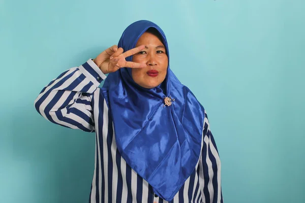 Medelålders Asiatisk Kvinna Blå Hijab Och Randig Skjorta Som Visar — Stockfoto