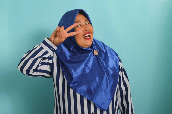 Azjatka Średnim Wieku Niebieskim Hidżabie Pasiastej Koszuli Gestem Pokoju Lub — Zdjęcie stockowe