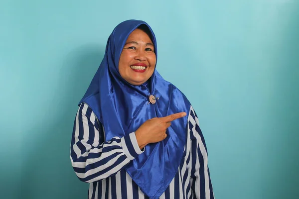 Entusiasta Donna Asiatica Mezza Età Vestita Con Hijab Blu Camicia — Foto Stock
