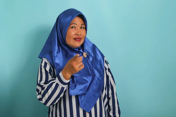 Pewna Siebie Azjatka Średnim Wieku Niebieskim Hidżabie Pasiastej Koszuli Wskazuje — Zdjęcie stockowe