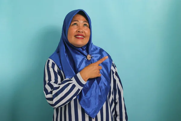 Nadšená Asiatka Středního Věku Oblečená Modrém Hidžábu Pruhované Košili Ukazuje — Stock fotografie