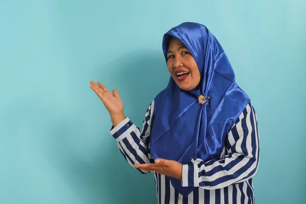 Upphetsad Medelålders Asiatisk Kvinna Blå Hijab Och Randig Skjorta Visar — Stockfoto