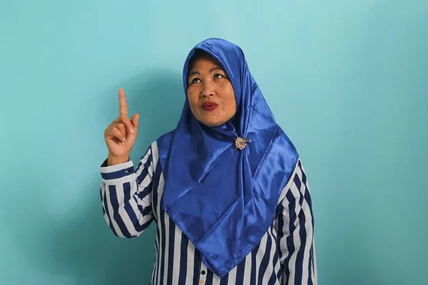 Podniecona Azjatka Średnim Wieku Niebieskim Hidżabie Koszuli Paski Wskazuje Palcem — Zdjęcie stockowe