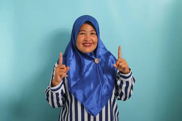 Uma Mulher Asiática Meia Idade Excitada Hijab Azul Camisa Listrada — Fotografia de Stock