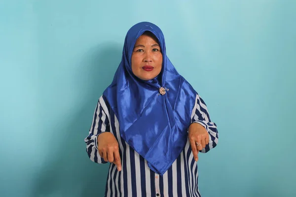 Mulher Asiática Meia Idade Hijab Azul Camisa Listrada Apontando Dedos — Fotografia de Stock