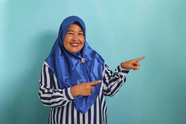 Entusiastisk Medelålders Asiatisk Kvinna Klädd Blå Hijab Och Randig Skjorta — Stockfoto