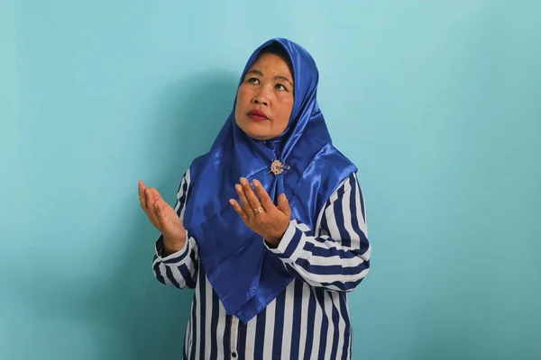 Portret Azjatki Średnim Wieku Niebieskim Hidżabie Koszuli Paski Modlący Się — Zdjęcie stockowe