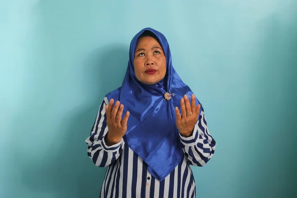 Portrait Middle Aged Asian Woman Blue Hijab Striped Shirt Making — Stok Foto
