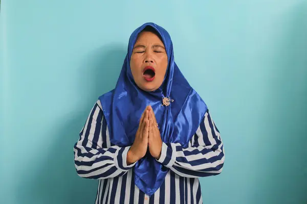 Портрет Азиатки Средних Лет Синем Хиджабе Полосатой Рубашке Делает Молитвенный — стоковое фото