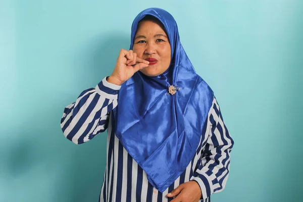 Asijka Středního Věku Modrém Hidžábu Pruhované Košili Dělá Gesto Zip — Stock fotografie