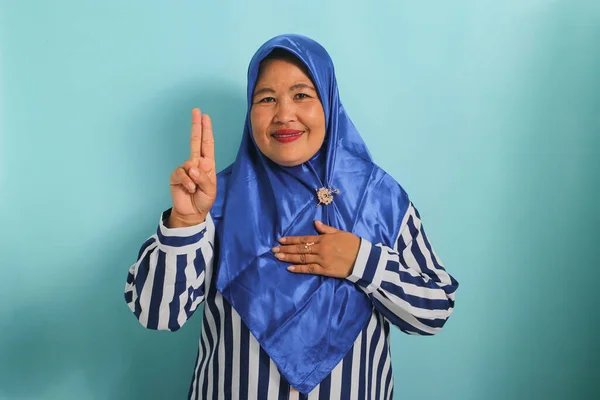 Pewna Siebie Azjatka Średnim Wieku Niebieskim Hidżabie Koszuli Paski Przeklina — Zdjęcie stockowe