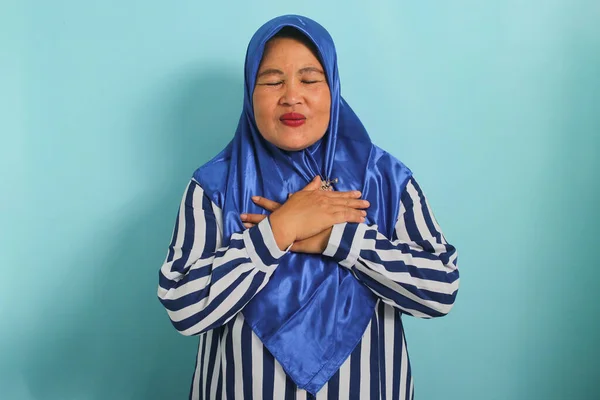 Mavi Tesettürlü Çizgili Tişörtlü Mutlu Bir Orta Yaşlı Asyalı Kadın — Stok fotoğraf