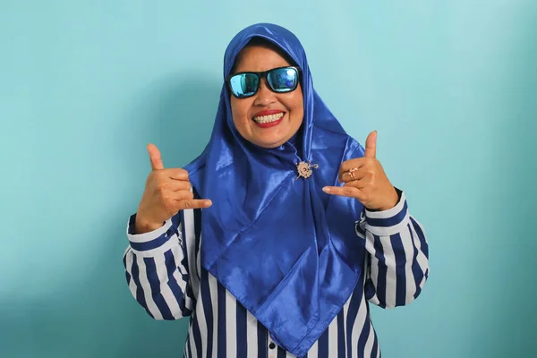 Mulher Asiática Meia Idade Hijab Azul Camisa Listrada Usando Óculos — Fotografia de Stock