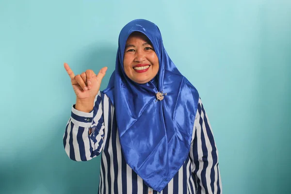 Uma Mulher Asiática Meia Idade Alegre Hijab Azul Camisa Listrada — Fotografia de Stock