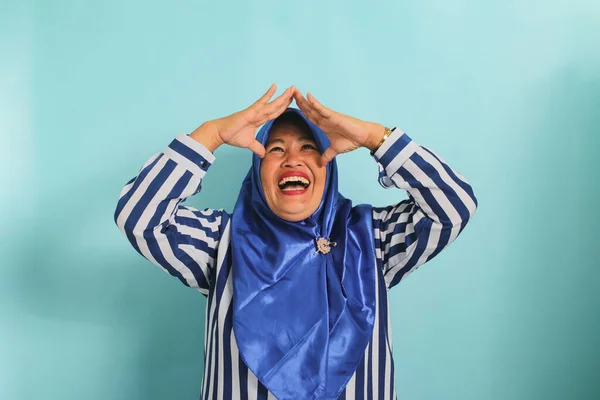 Возбужденная Азиатка Средних Лет Синем Хиджабе Полосатой Рубашке Делает Жест — стоковое фото