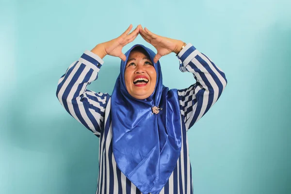 Uma Mulher Asiática Meia Idade Excitada Hijab Azul Camisa Listrada — Fotografia de Stock