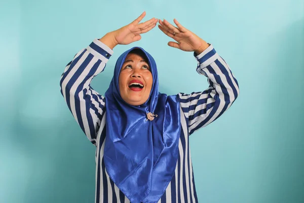 Upphetsad Medelålders Asiatisk Kvinna Blå Hijab Och Randig Skjorta Gör — Stockfoto