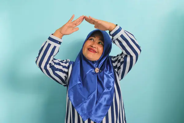 Una Donna Asiatica Eccitata Mezza Età Hijab Blu Camicia Righe — Foto Stock