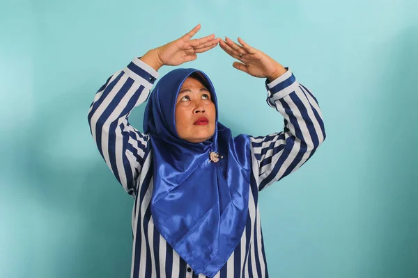 Una Mujer Asiática Confundida Mediana Edad Con Hiyab Azul Una —  Fotos de Stock