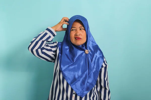 Uma Mulher Asiática Meia Idade Confusa Hijab Azul Camisa Listrada — Fotografia de Stock