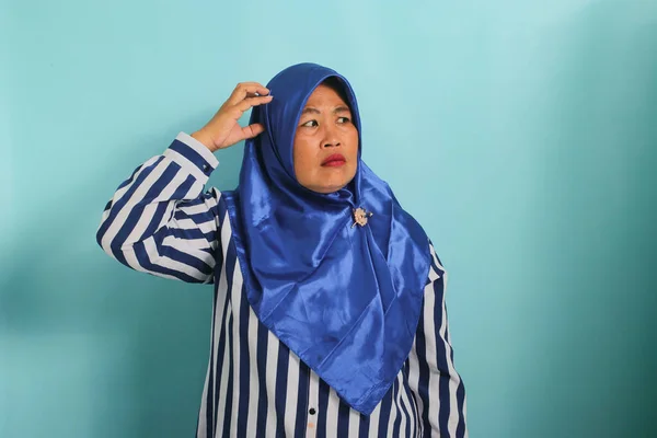 히잡을 셔츠를 스러운 아시아 복제품을 고개를 긁으며 스러운 몸짓을 배경에 — 스톡 사진