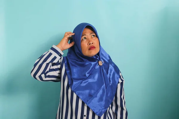 Una Confusa Donna Asiatica Mezza Età Hijab Blu Camicia Righe — Foto Stock