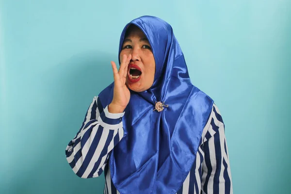 Удивлённая Азиатка Средних Лет Синем Хиджабе Полосатой Рубашке Кричит Говорит — стоковое фото
