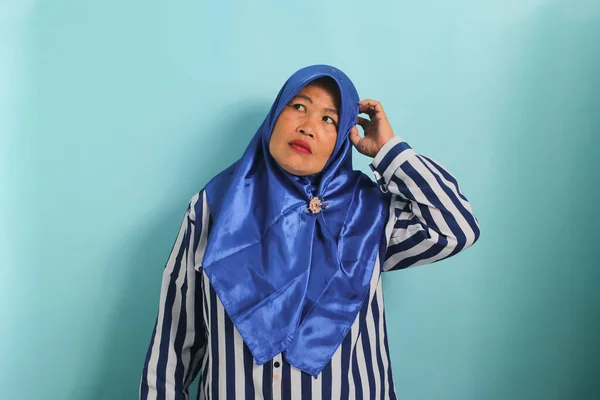 Uma Mulher Asiática Meia Idade Confusa Hijab Azul Camisa Listrada — Fotografia de Stock