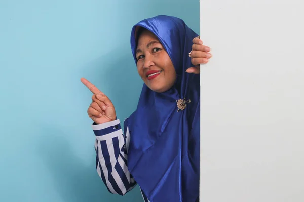 Mulher Asiática Meia Idade Animado Hijab Azul Camisa Listrada Segura — Fotografia de Stock