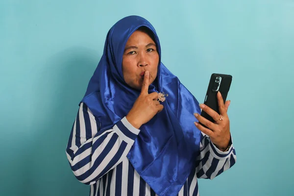 Uma Mulher Asiática Meia Idade Hijab Azul Camisa Listrada Segura — Fotografia de Stock