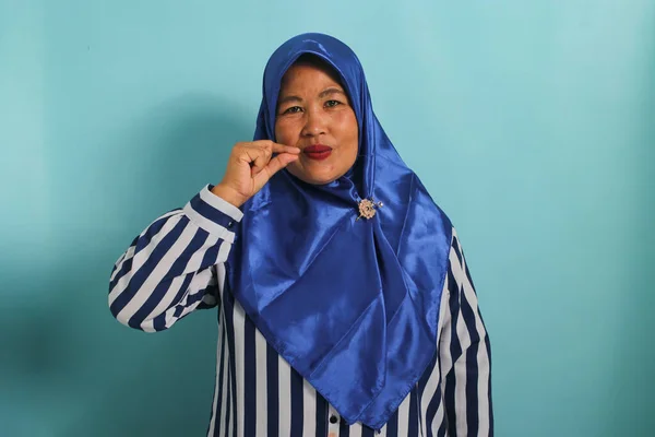 Uma Mulher Asiática Meia Idade Hijab Azul Camisa Listrada Ouve — Fotografia de Stock