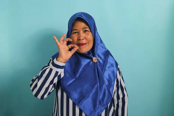 Azjatka Średnim Wieku Niebieskim Hidżabie Koszuli Paski Słyszy Plotki Zamyka — Zdjęcie stockowe