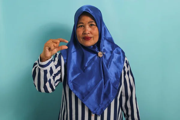 Uma Mulher Asiática Meia Idade Descontente Hijab Azul Camisa Listrada — Fotografia de Stock