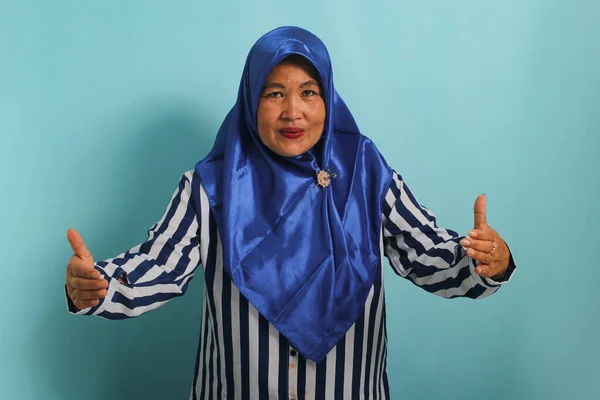 Una Mujer Asiática Mediana Edad Con Hiyab Azul Gestos Camisa —  Fotos de Stock