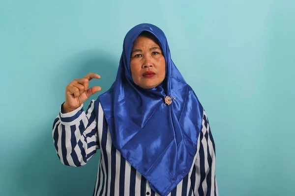 Uma Mulher Asiática Meia Idade Descontente Hijab Azul Camisa Listrada — Fotografia de Stock