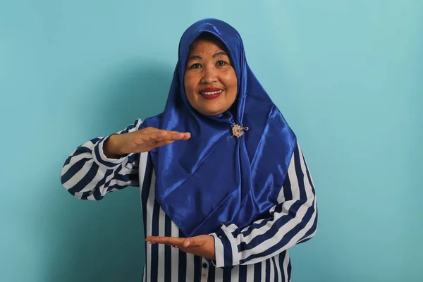 Una Donna Asiatica Mezza Età Hijab Blu Camicia Righe Gesti — Foto Stock