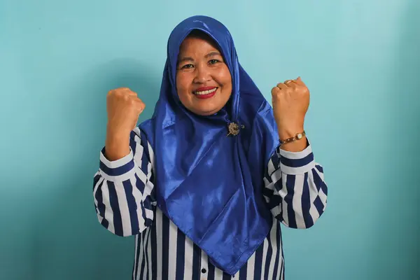 Uma Mulher Asiática Meia Idade Excitada Com Hijab Azul Uma — Fotografia de Stock
