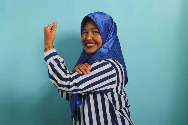 Uma Mulher Asiática Meia Idade Excitada Com Hijab Azul Uma — Fotografia de Stock