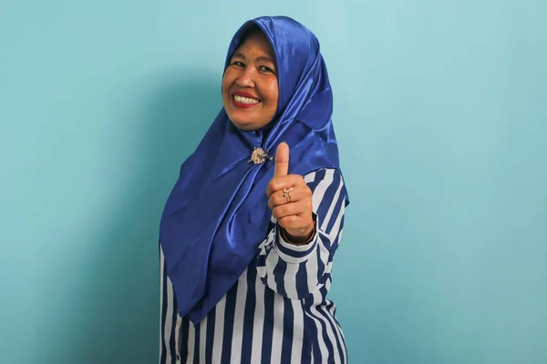 Podekscytowana Azjatka Średnim Wieku Niebieskim Hidżabie Koszuli Paski Pokazuje Kciuki — Zdjęcie stockowe