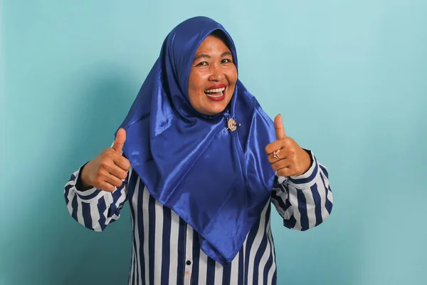 Une Asiatique Excitée Âge Moyen Portant Hijab Bleu Une Chemise — Photo