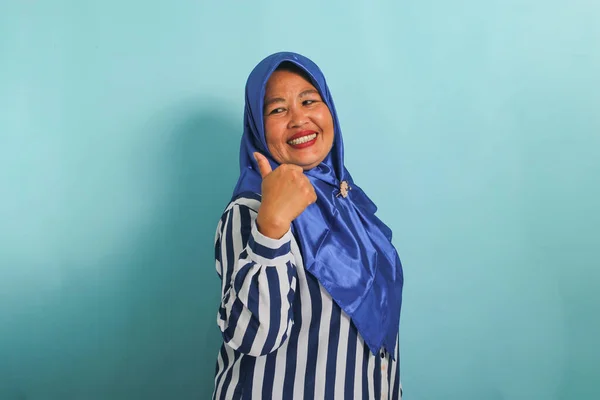 Upphetsad Medelålders Asiatisk Kvinna Blå Hijab Och Randig Skjorta Pekar — Stockfoto