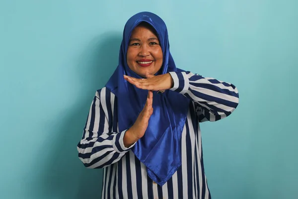 Asiatin Mittleren Alters Blauem Hijab Und Gestreiftem Hemd Macht Auszeit — Stockfoto