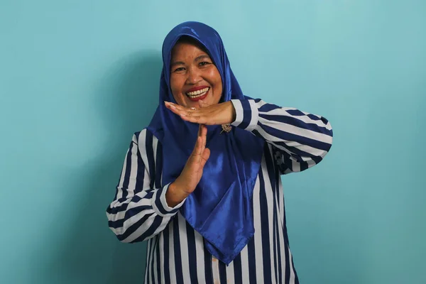 Medelålders Asiatisk Kvinna Blå Hijab Och Randig Skjorta Gör Time — Stockfoto
