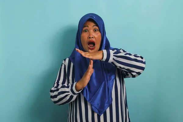 Zdenerwowana Azjatka Średnim Wieku Niebieskim Hidżabie Pasiastej Koszuli Wykonująca Gesty — Zdjęcie stockowe
