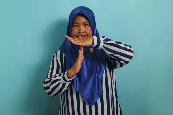 Zdenerwowana Azjatka Średnim Wieku Niebieskim Hidżabie Pasiastej Koszuli Wykonująca Gesty — Zdjęcie stockowe