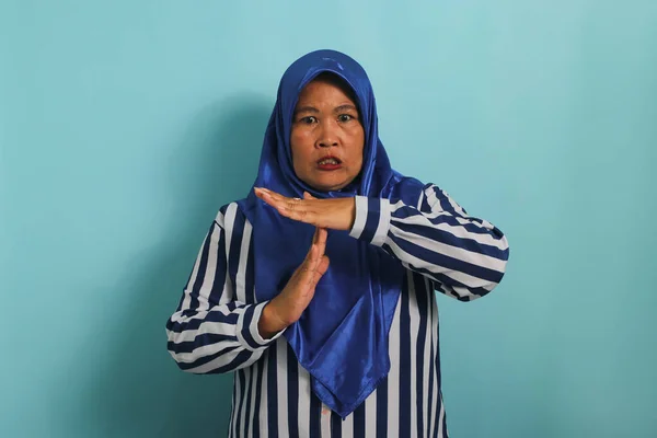 Irritado Meia Idade Ásia Mulher Azul Hijab Listrado Camisa Fazendo — Fotografia de Stock